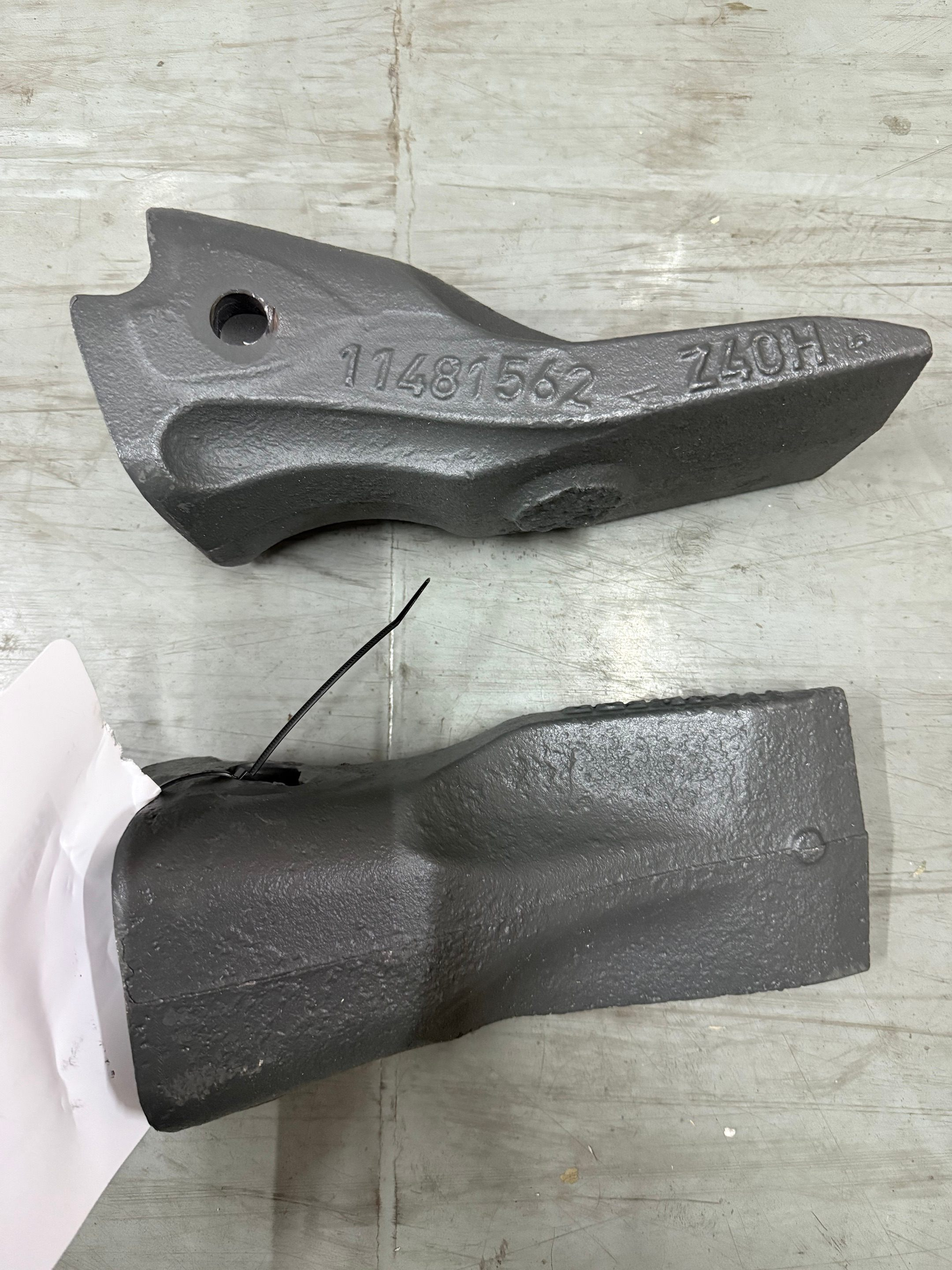 利勃海尔 11481562 斗齿 R924 R934 Z40H 适用于利勃海尔型装载机挖掘机铲斗