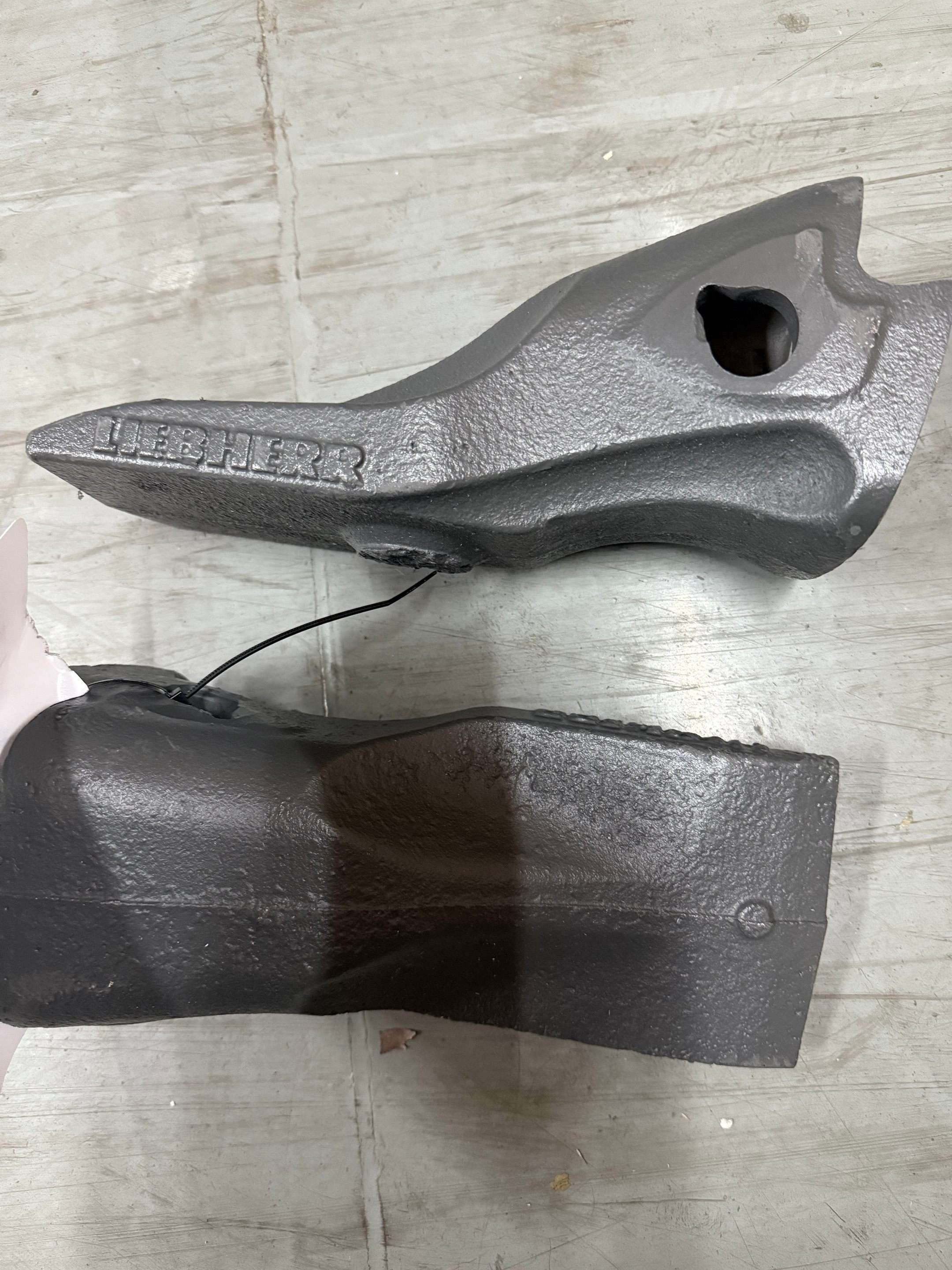 利勃海尔 11481562 斗齿 R924 R934 Z40H 适用于利勃海尔型装载机挖掘机铲斗