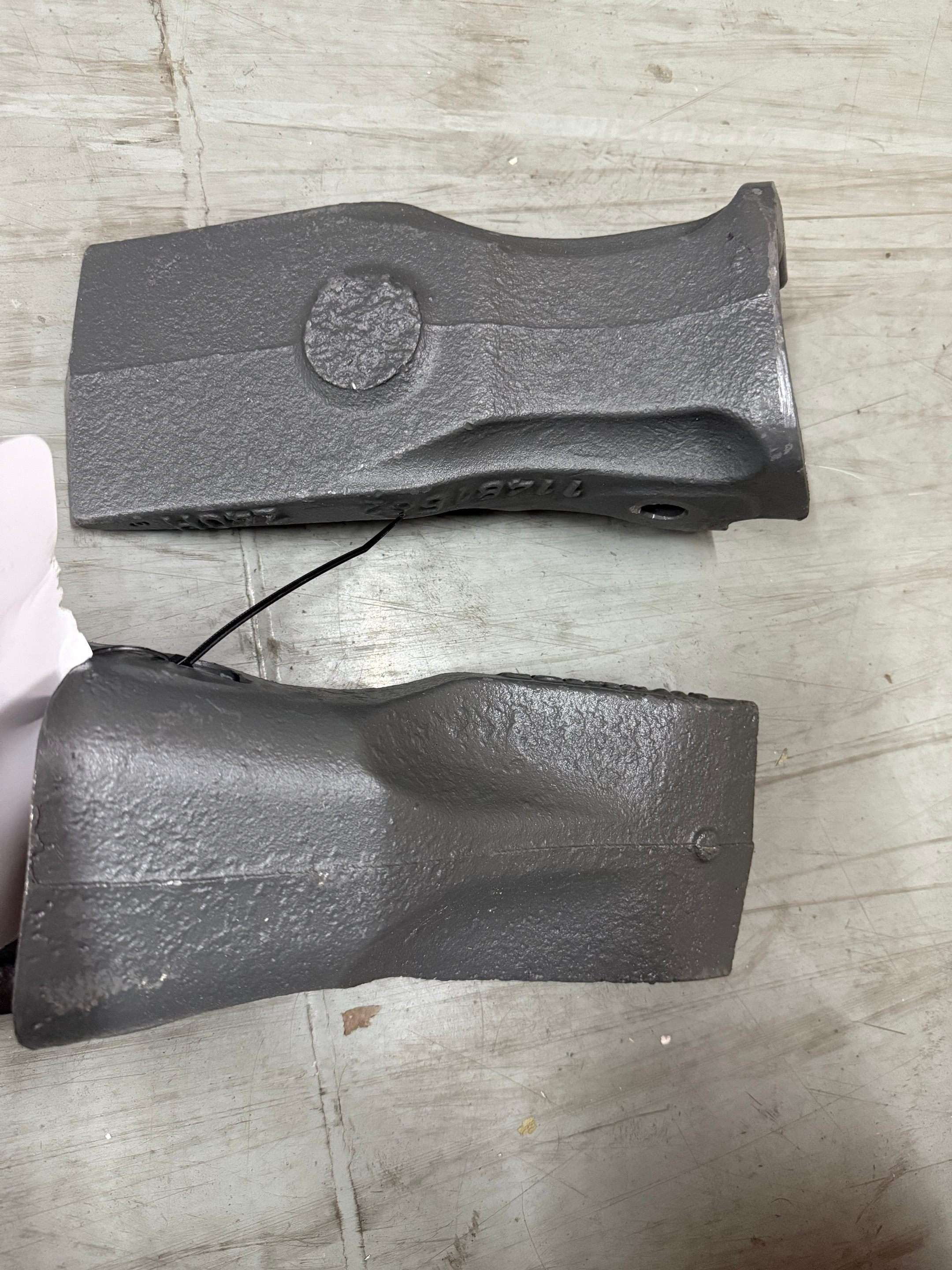 利勃海尔 11481562 斗齿 R924 R934 Z40H 适用于利勃海尔型装载机挖掘机铲斗